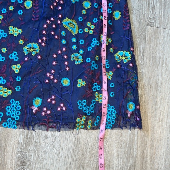 Tahari Floral Embroidered Navy blue Dress size 8 wedding shower guest - Picture 6 of 8